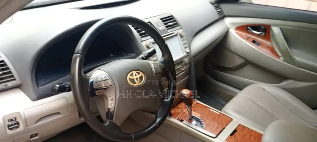 Toyota Camry XLE 4dr Sedan (2.5L 4cyl 6AM) 2010 Gray