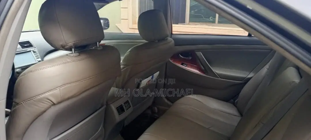 Toyota Camry XLE 4dr Sedan (2.5L 4cyl 6AM) 2010 Gray