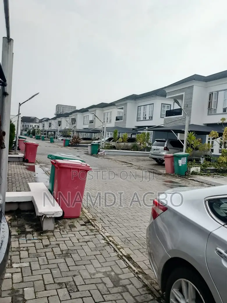 4bdrm Duplex in Chevron for rent