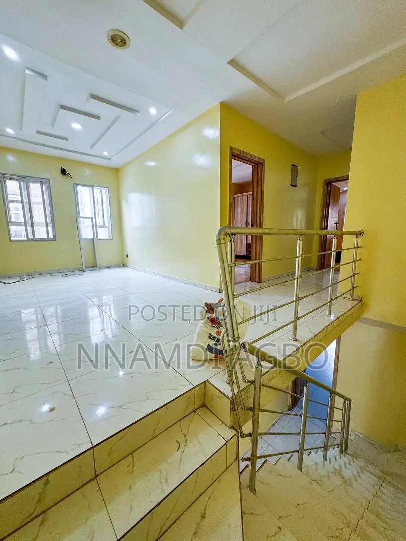 4bdrm Duplex in Chevron for rent