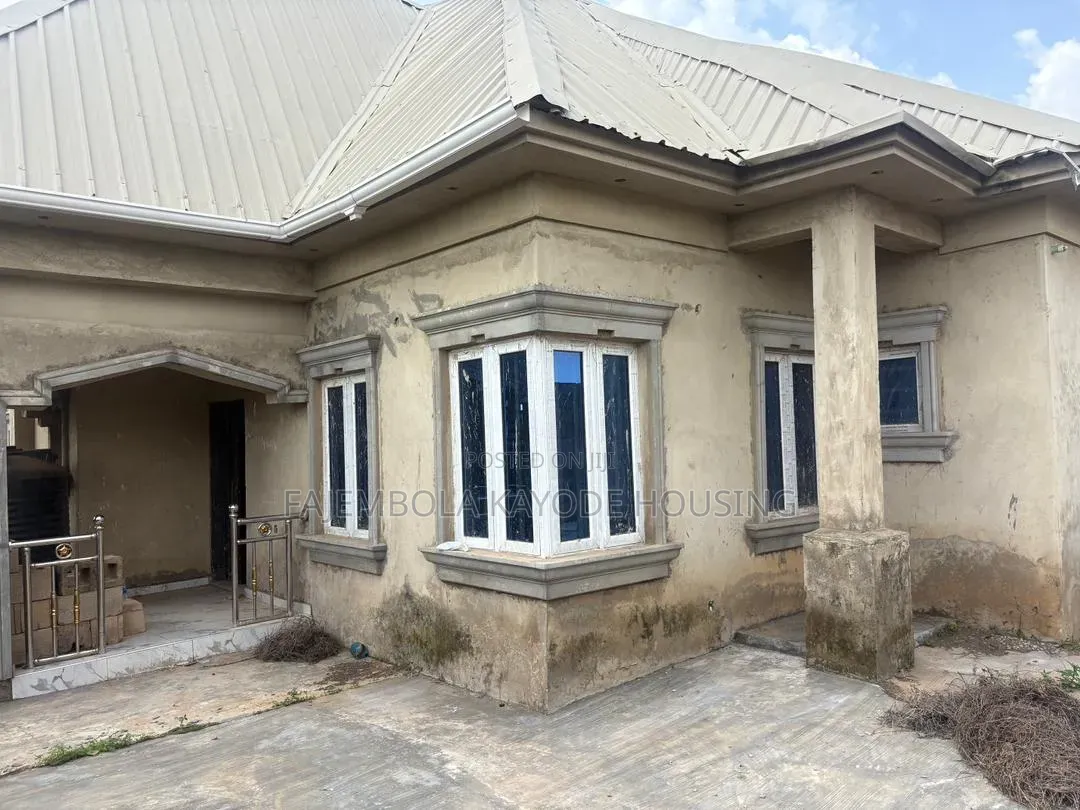 3bdrm Bungalow in Train Terminal Area, Omi Adio for sale