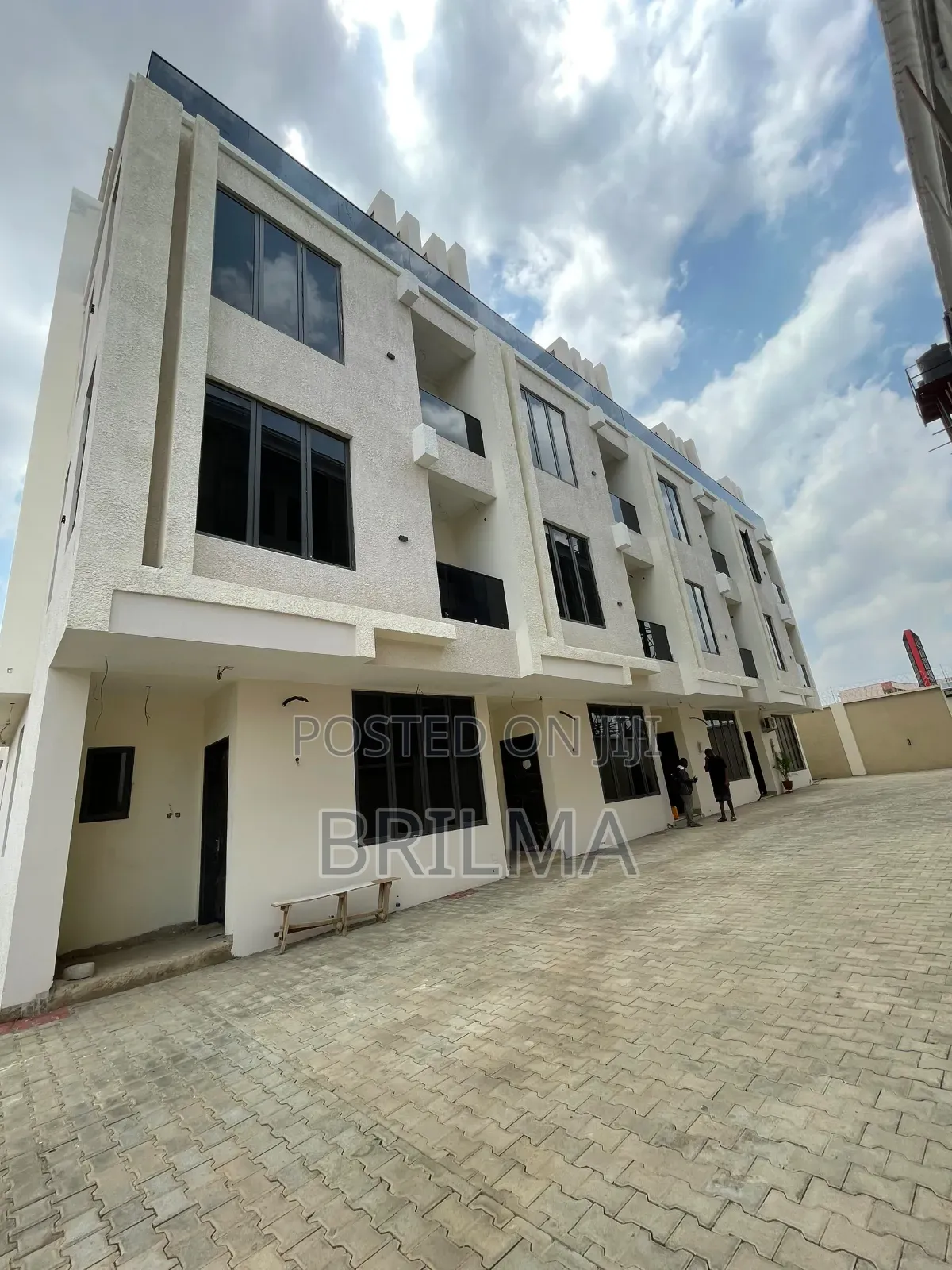 5bdrm Duplex in Jahi for sale