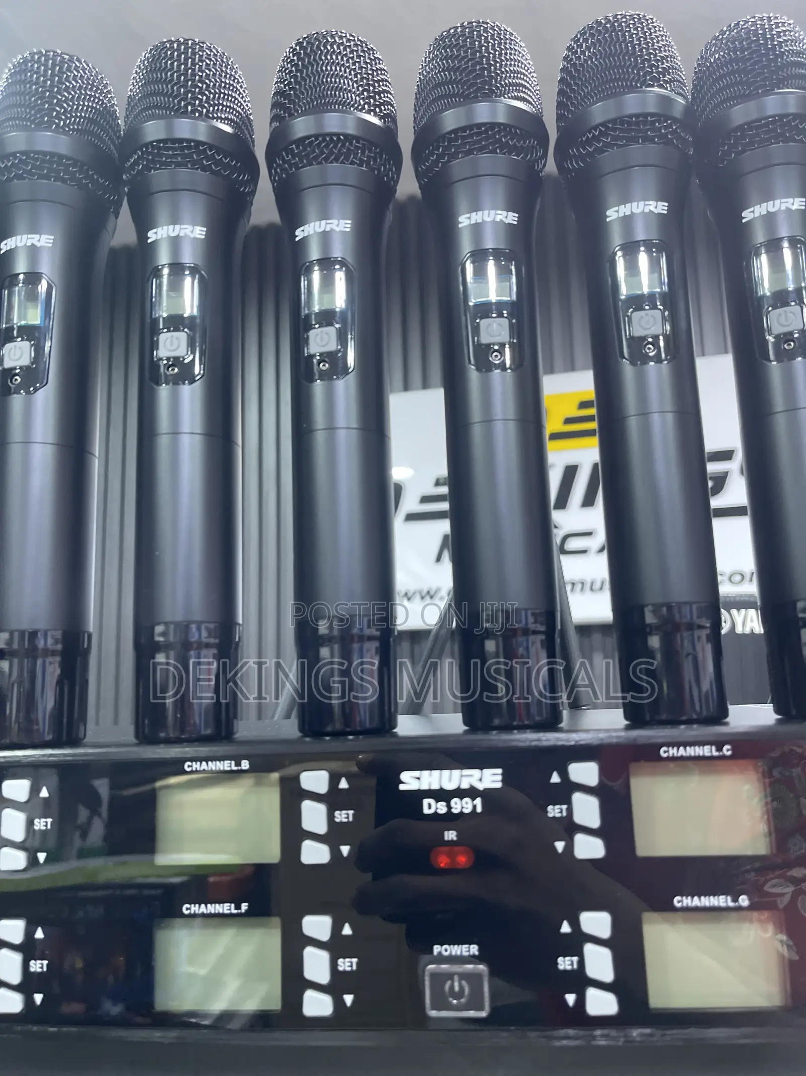 Powerful Shure 8 in 1 Wireless Microphone System