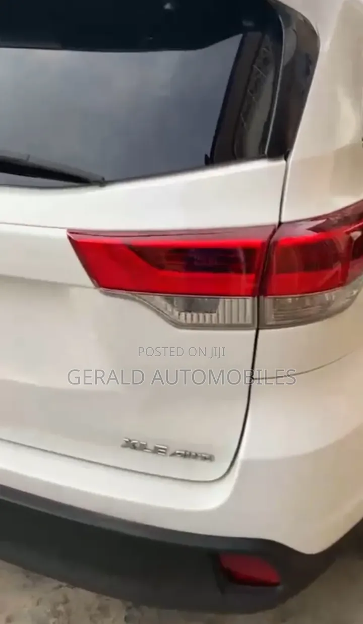 Toyota Highlander XLE 4x4 V6 (3.5L 6cyl 8A) 2018 White