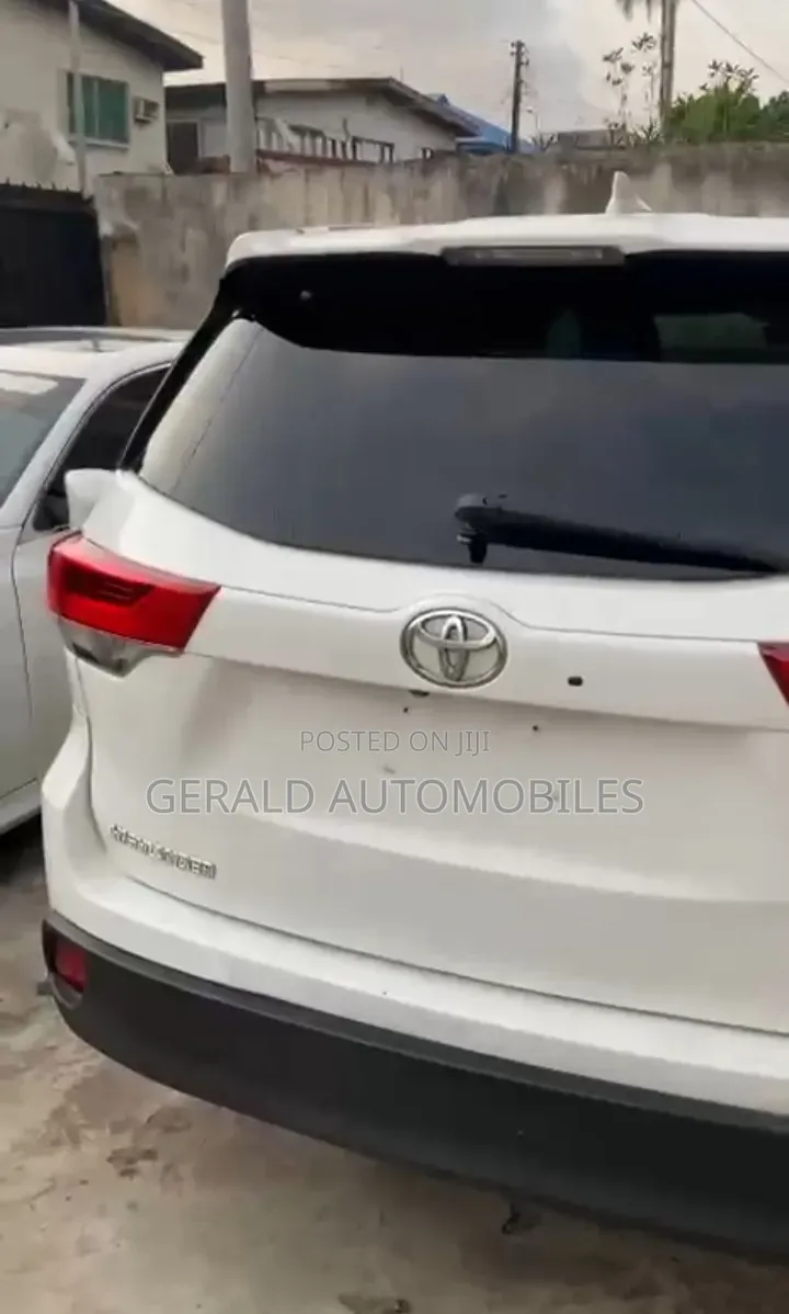 Toyota Highlander XLE 4x4 V6 (3.5L 6cyl 8A) 2018 White