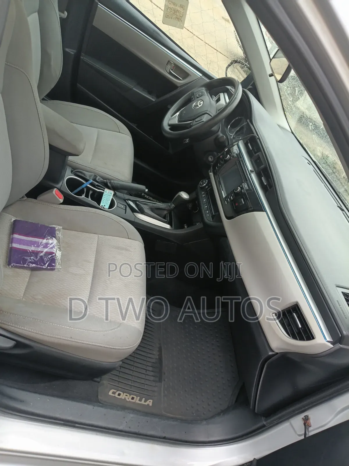 Toyota Corolla LE Premium 4dr Sedan (1.8L 4cyl CVT) 2015 Silver