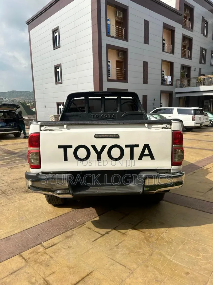 Toyota Hilux 2012 White