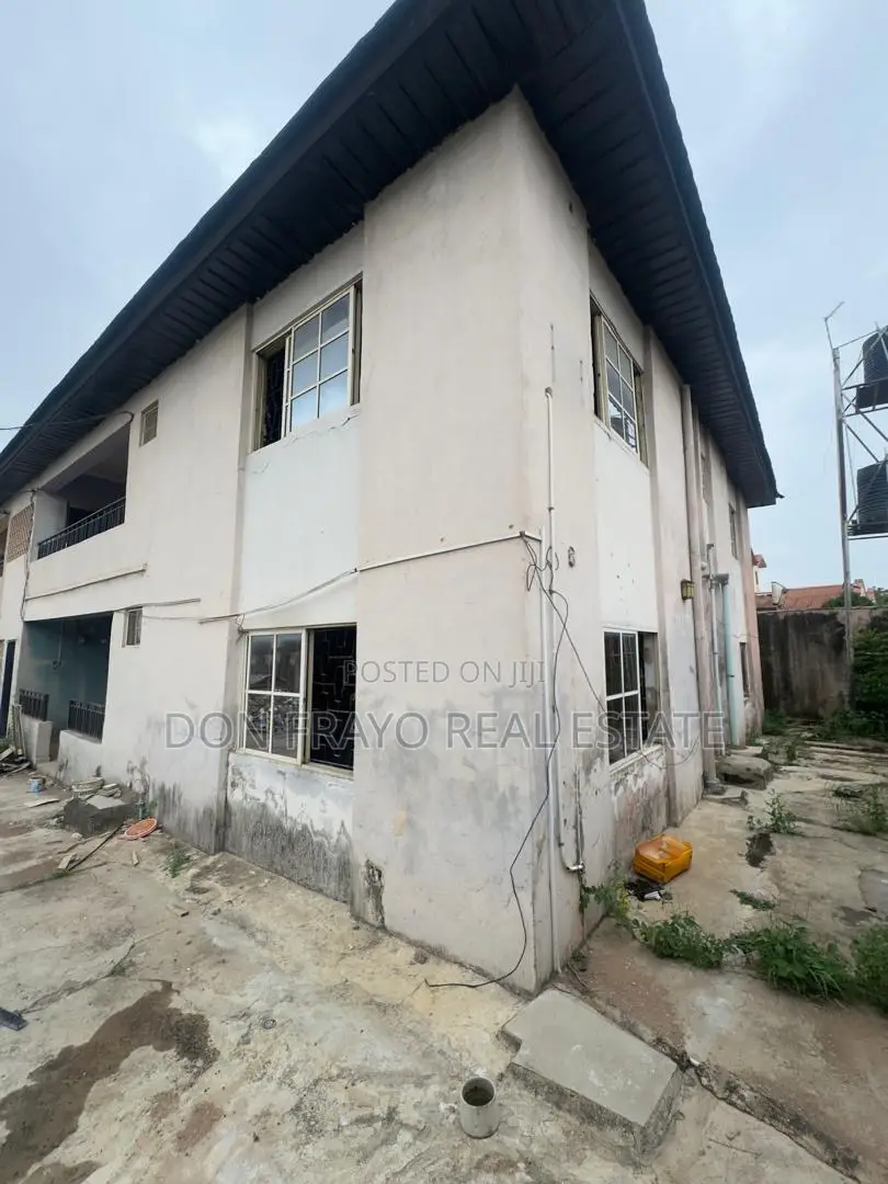 3bdrm Apartment in Ikolaba Main Estate, Agodi for rent