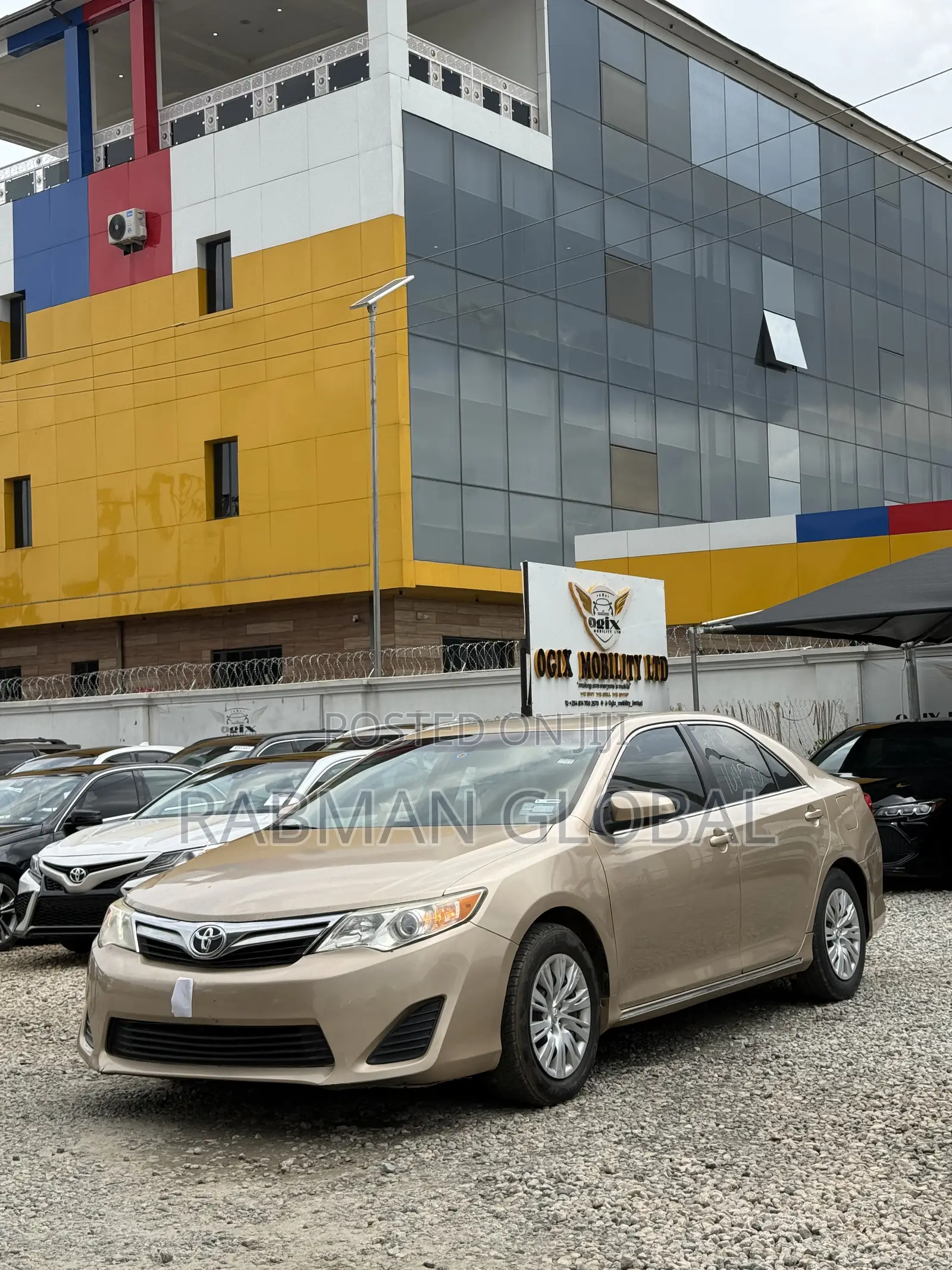 Toyota Camry LE 4dr Sedan (2.5L 4cyl 6A) 2012 Gold