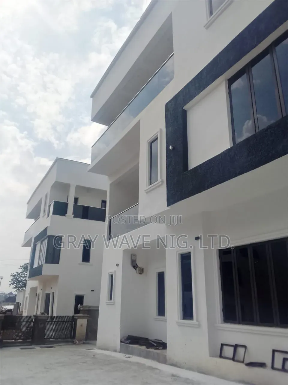 6bdrm Duplex in Sabon Lugbe for sale