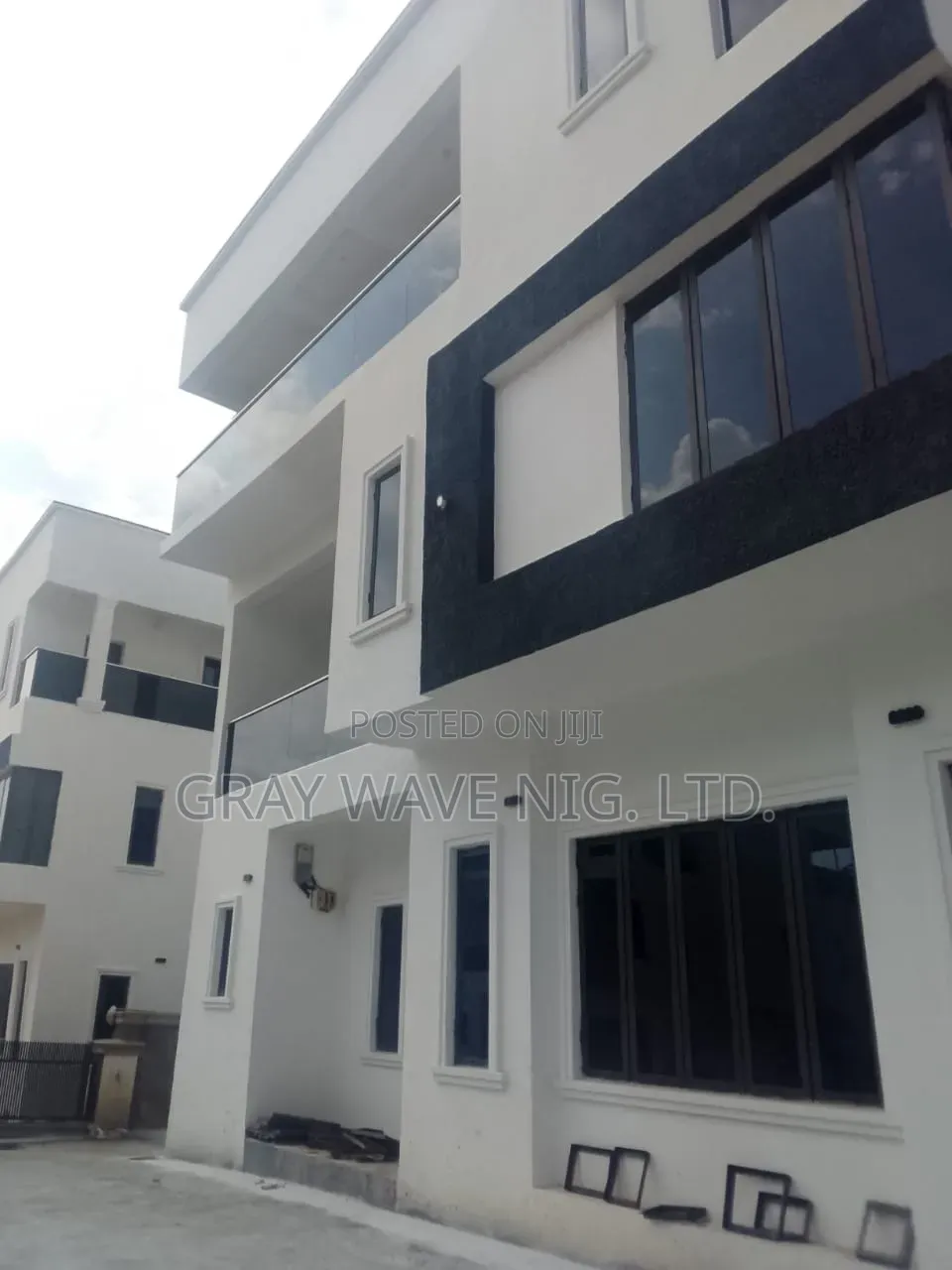 6bdrm Duplex in Sabon Lugbe for sale