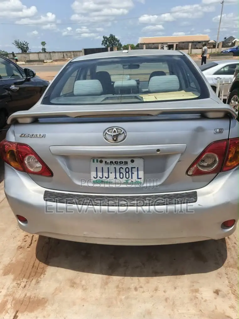 Toyota Corolla 2010 Silver