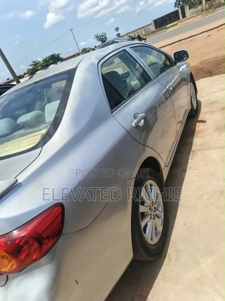 Toyota Corolla 2010 Silver