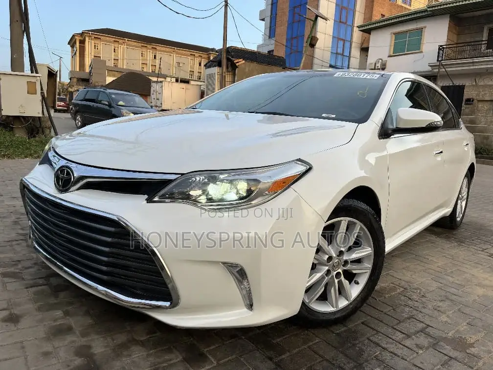 Toyota Avalon XLE Sedar FWD (3.5L 6cyl 6A) 2013 White