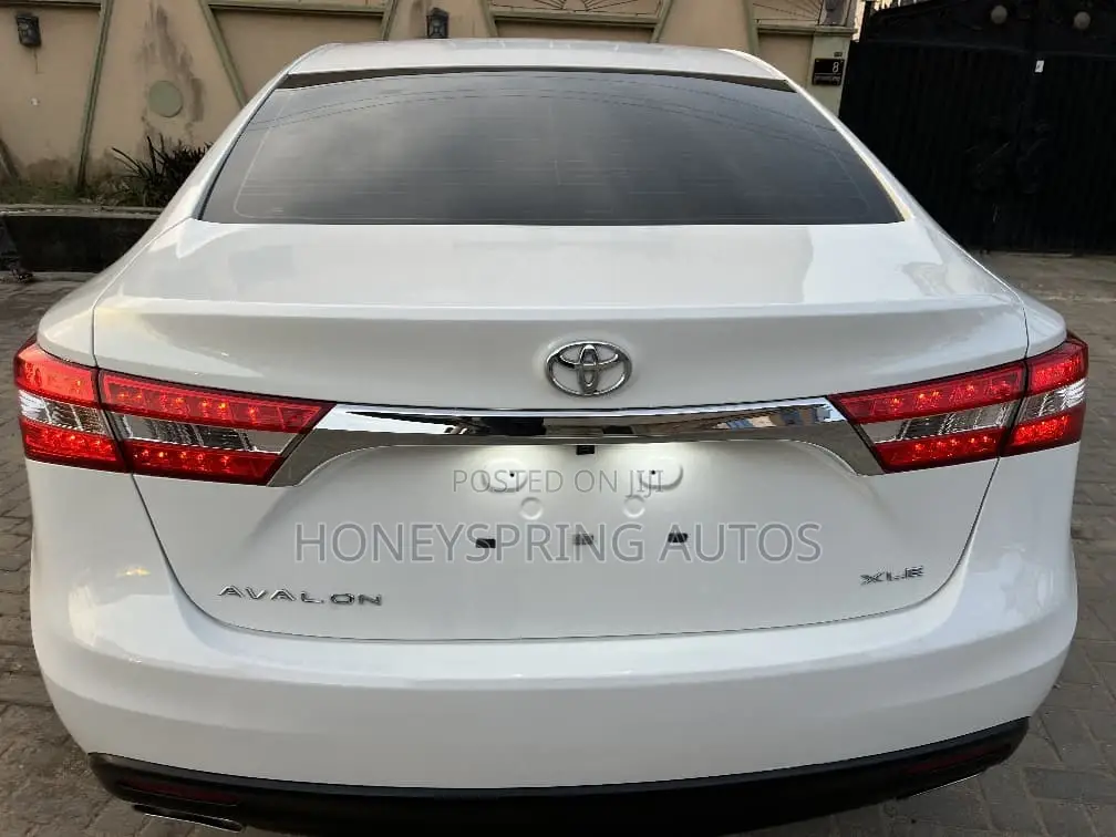 Toyota Avalon XLE Sedar FWD (3.5L 6cyl 6A) 2013 White