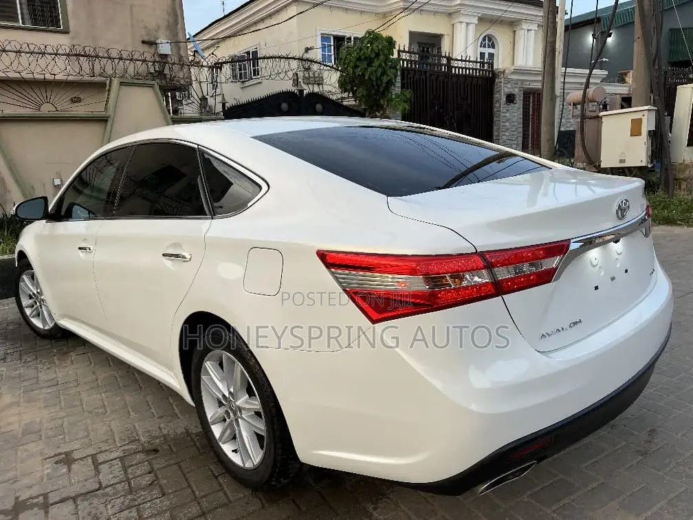 Toyota Avalon XLE Sedar FWD (3.5L 6cyl 6A) 2013 White