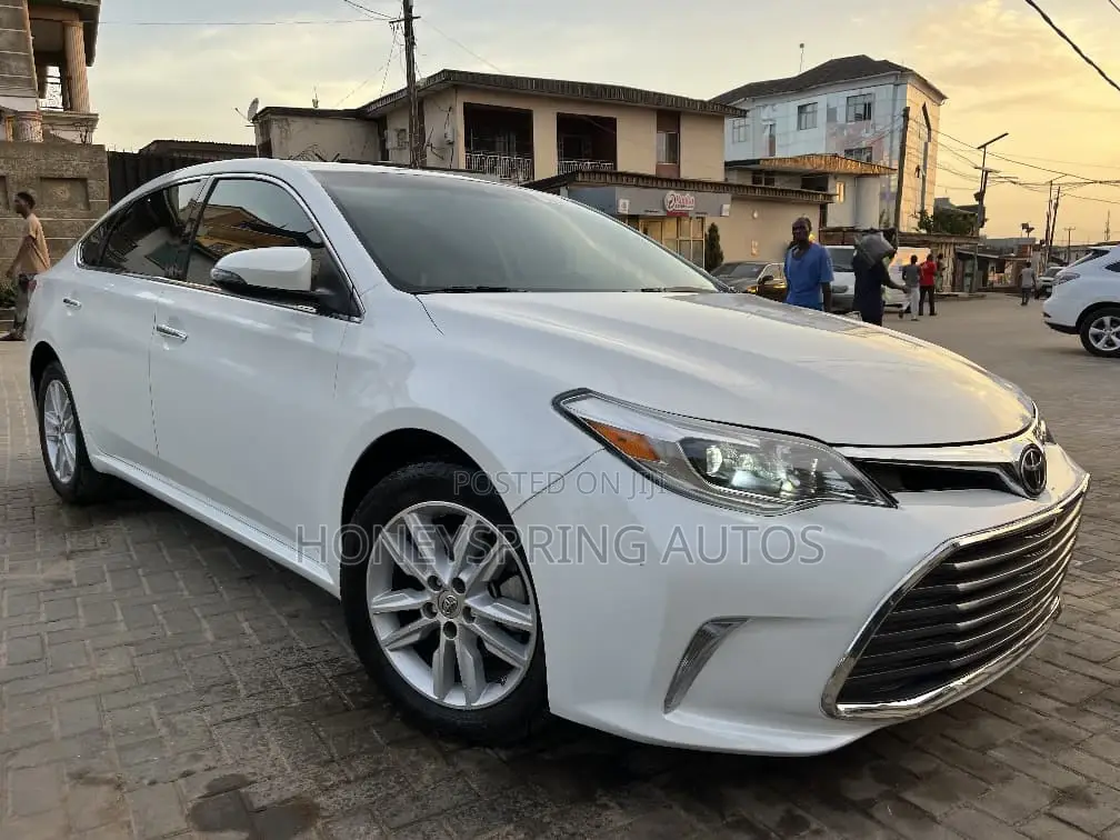 Toyota Avalon XLE Sedar FWD (3.5L 6cyl 6A) 2013 White