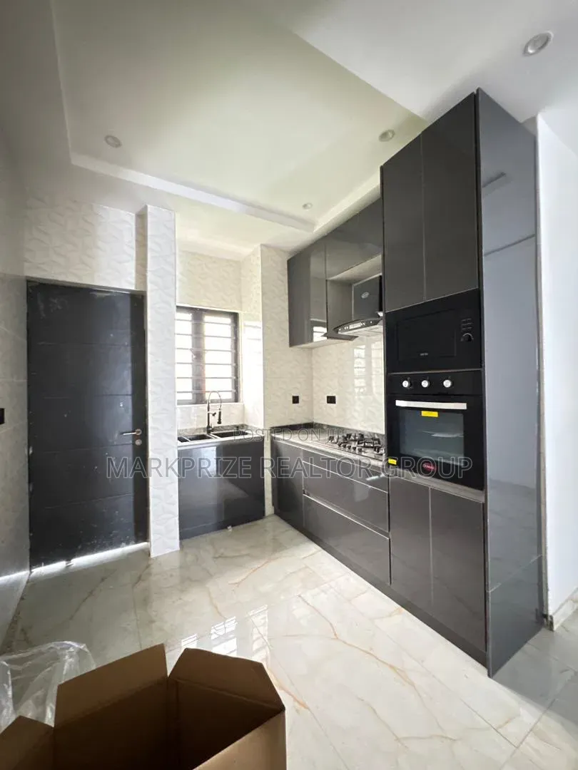 2bdrm Apartment in Surulere Lagos for sale