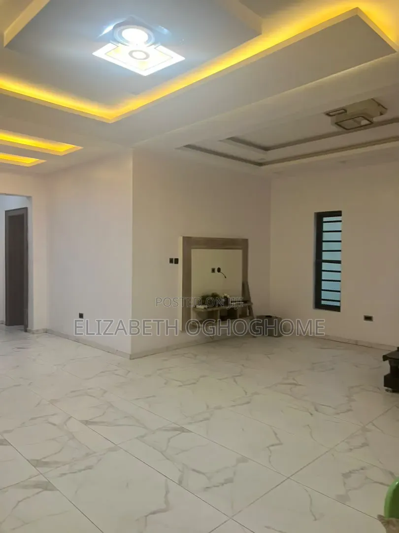 5bdrm Duplex in Lafiaji for rent