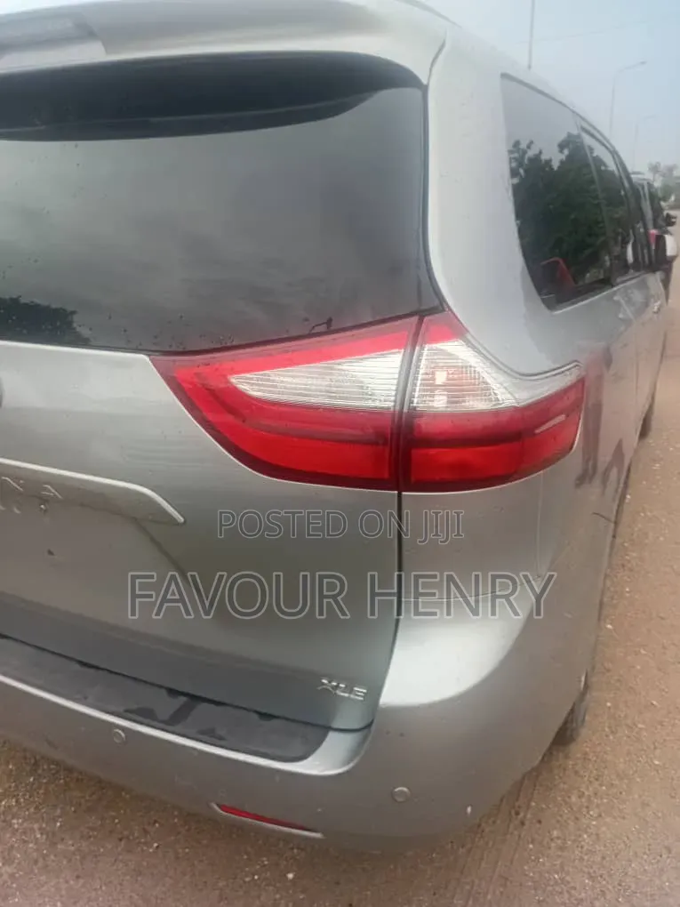 Toyota Sienna XLE 7 Passenger (3.5L 6cyl 8A) 2017 Silver