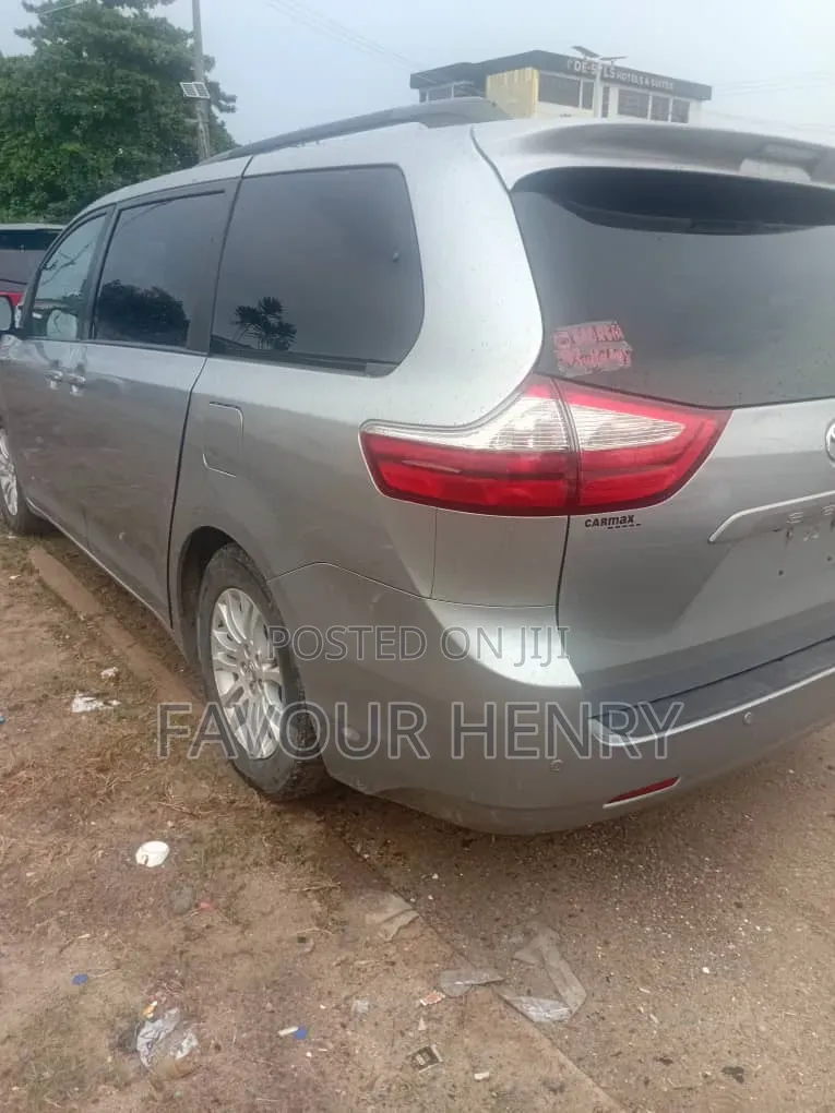 Toyota Sienna XLE 7 Passenger (3.5L 6cyl 8A) 2017 Silver