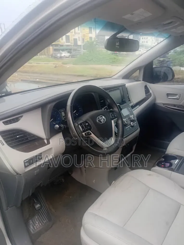 Toyota Sienna XLE 7 Passenger (3.5L 6cyl 8A) 2017 Silver