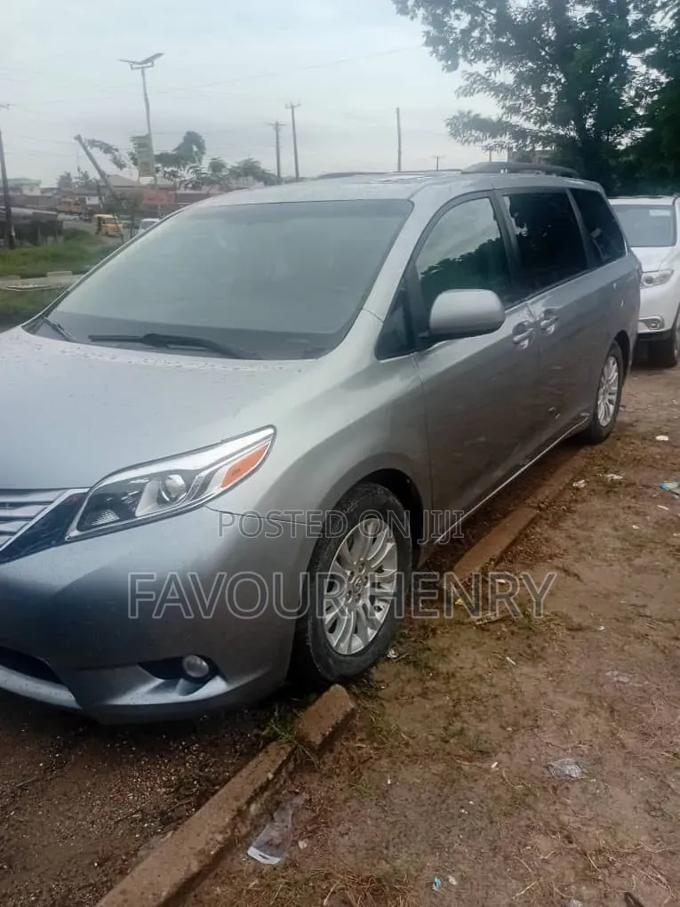 Toyota Sienna XLE 7 Passenger (3.5L 6cyl 8A) 2017 Silver