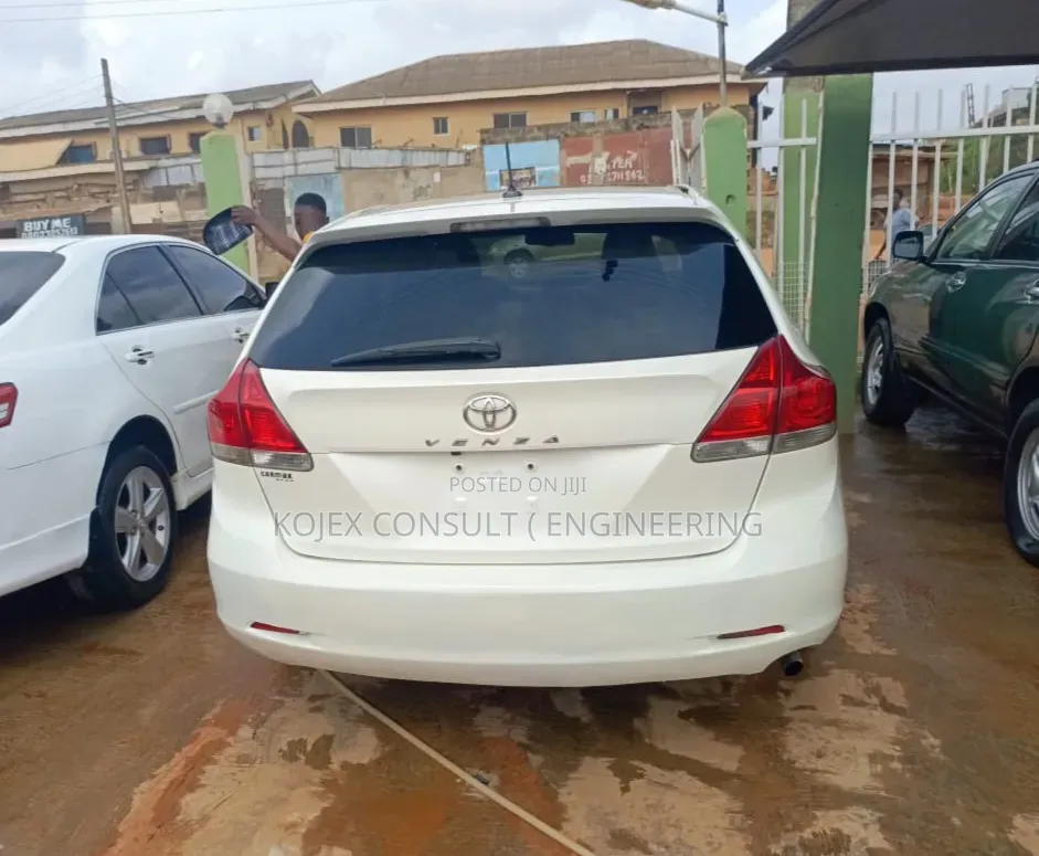 Toyota Venza 2010 White
