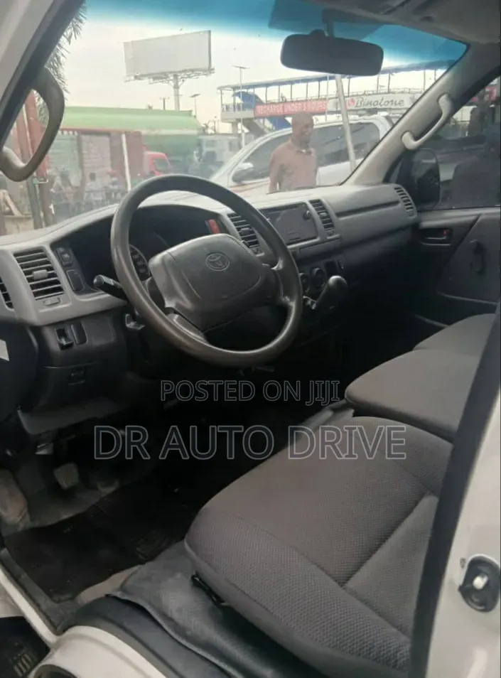 Toyota HiAce 2013 White