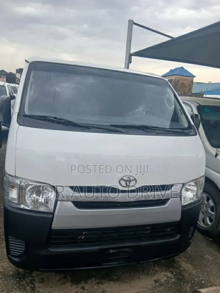 Toyota HiAce 2013 White