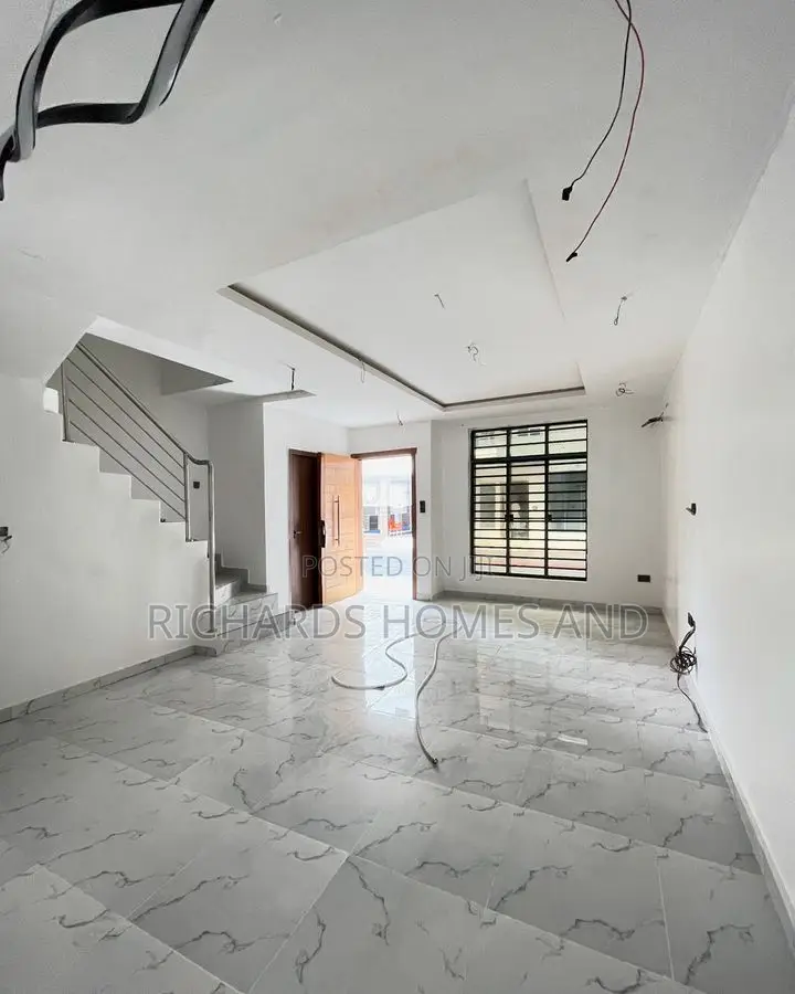 4bdrm Duplex in Chevron for sale