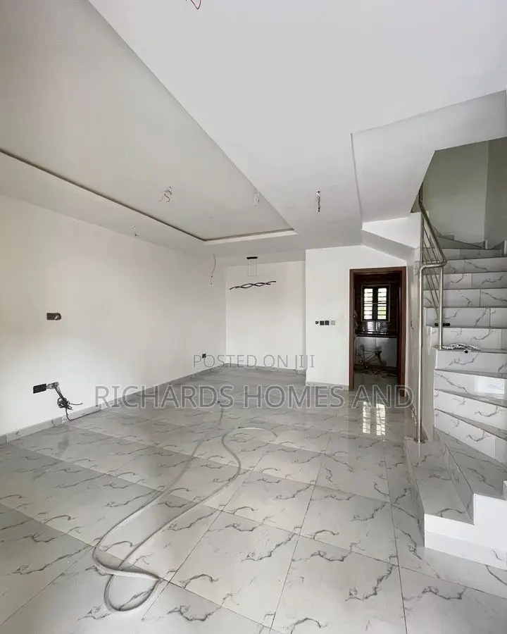 4bdrm Duplex in Chevron for sale