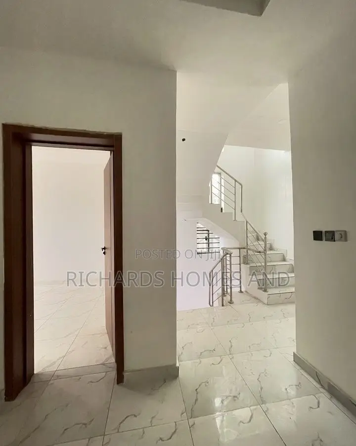 4bdrm Duplex in Chevron for sale