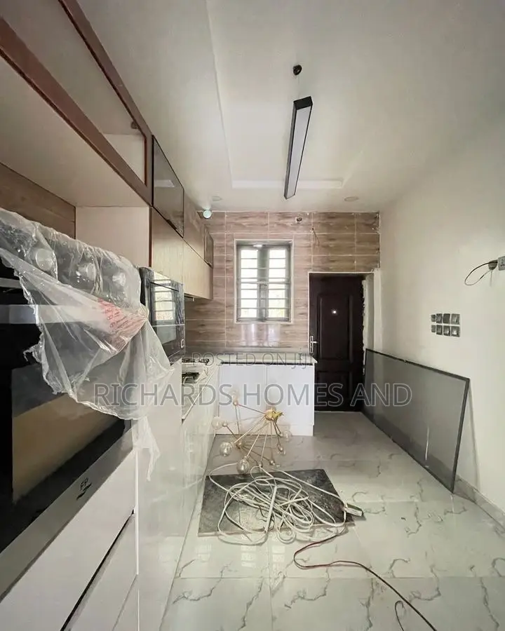 4bdrm Duplex in Chevron for sale