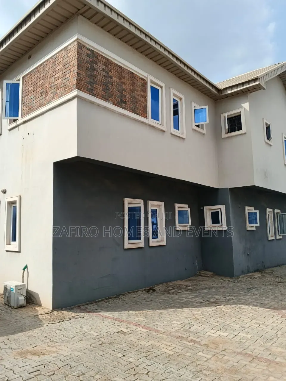 8bdrm Block of Flats in Olude Estate Oluyole, Apata for sale