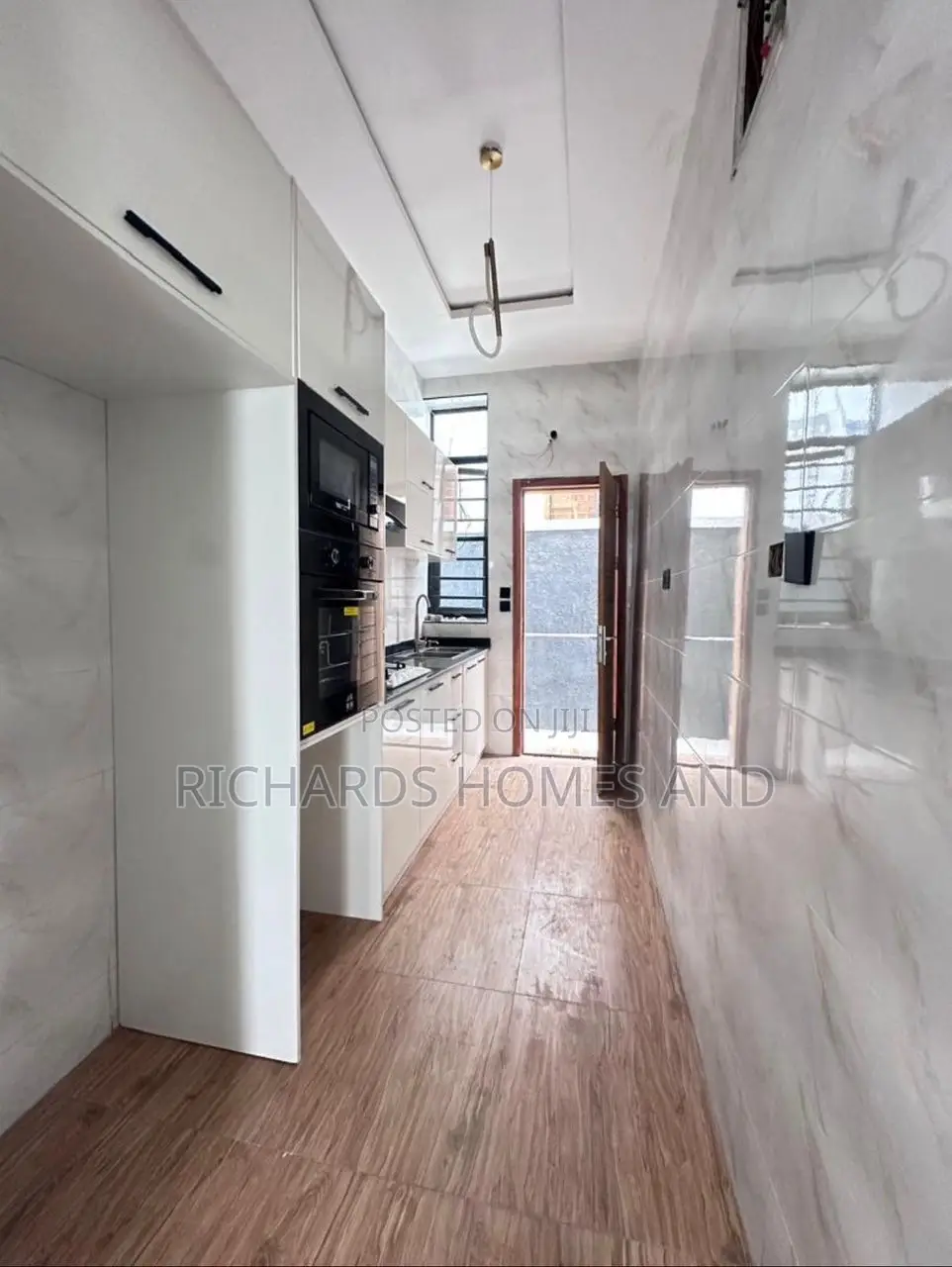 4bdrm Duplex in Chevron for sale