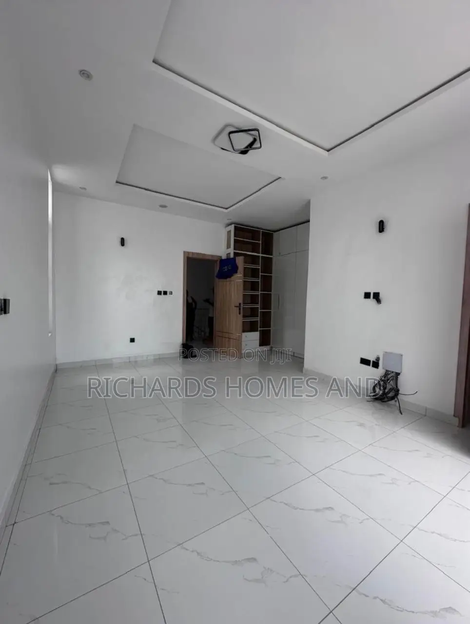 4bdrm Duplex in Chevron for sale