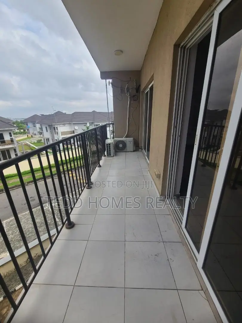 3bdrm Apartment in Pinnock Beach Estate, Osapa london for rent