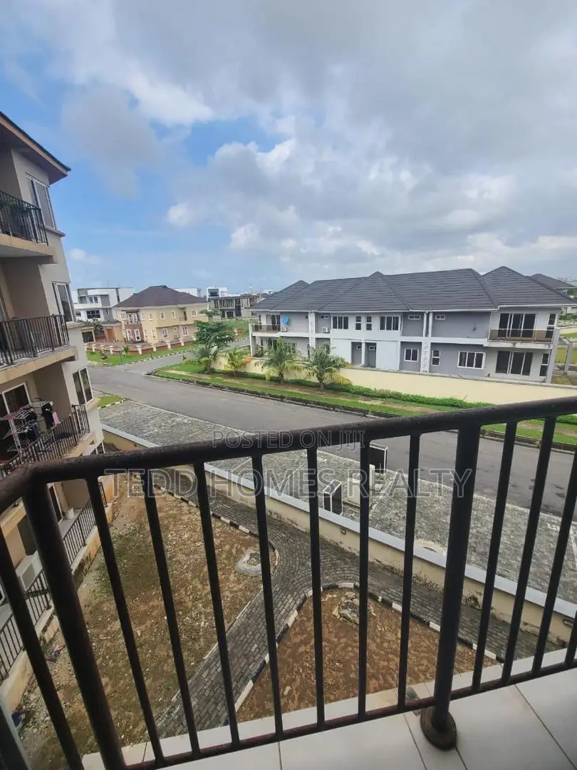 3bdrm Apartment in Pinnock Beach Estate, Osapa london for rent
