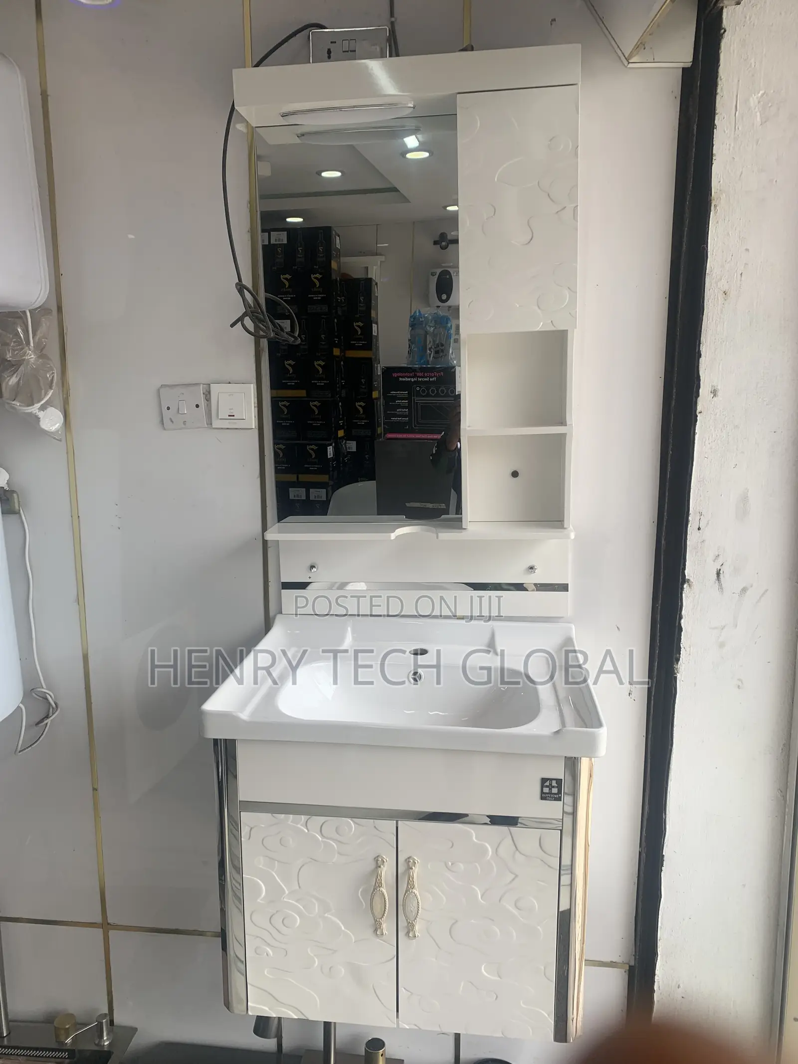 Cabinet Basin With Complete Set of Mirrors
