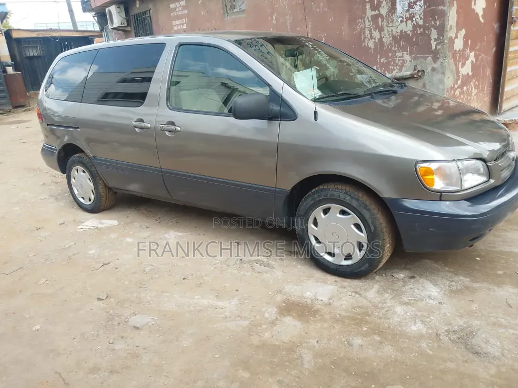 Toyota Sienna CE & 1 hatch 2000 Gold