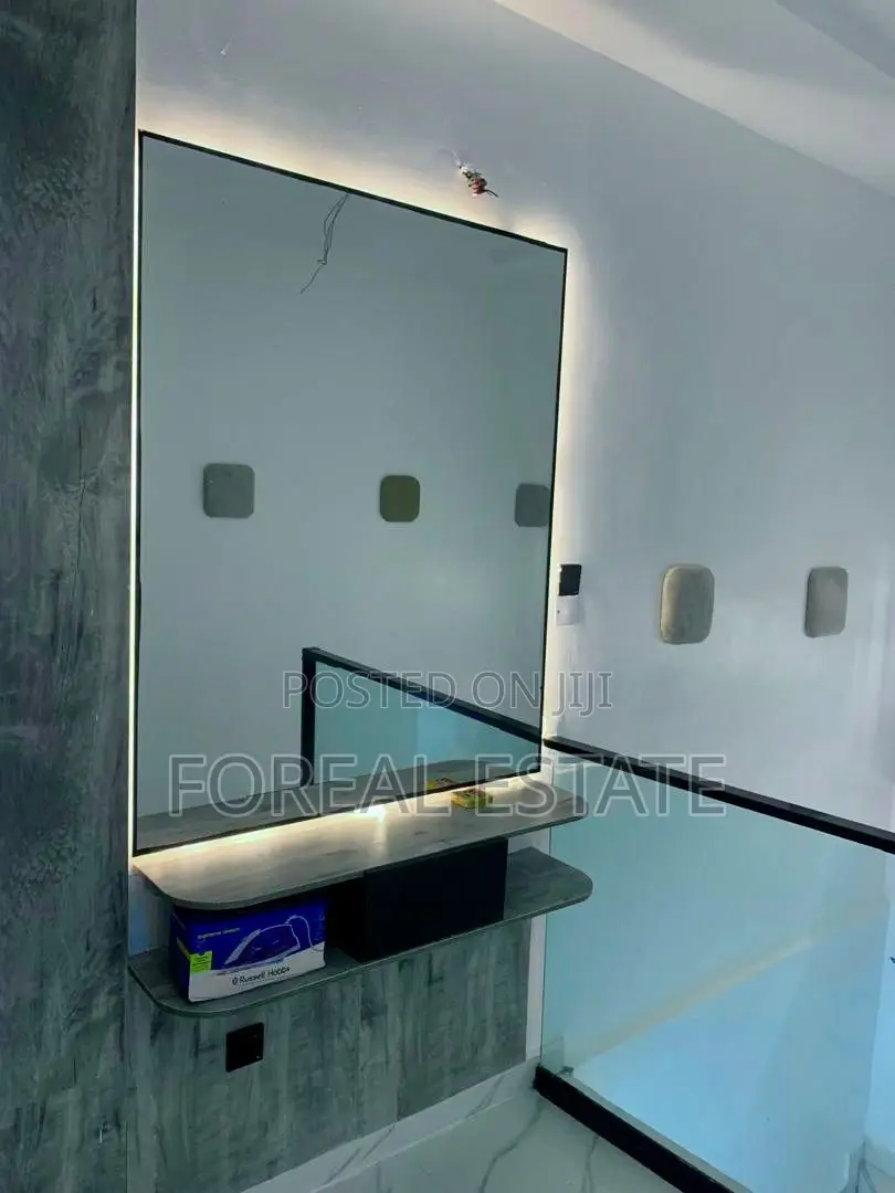 Legacy, Luxury 2 Bed Duplex Shortlet, Private Lounge (Self Compound)