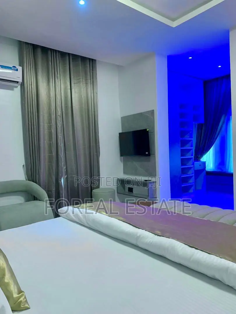 Legacy, Luxury 2 Bed Duplex Shortlet, Private Lounge (Self Compound)
