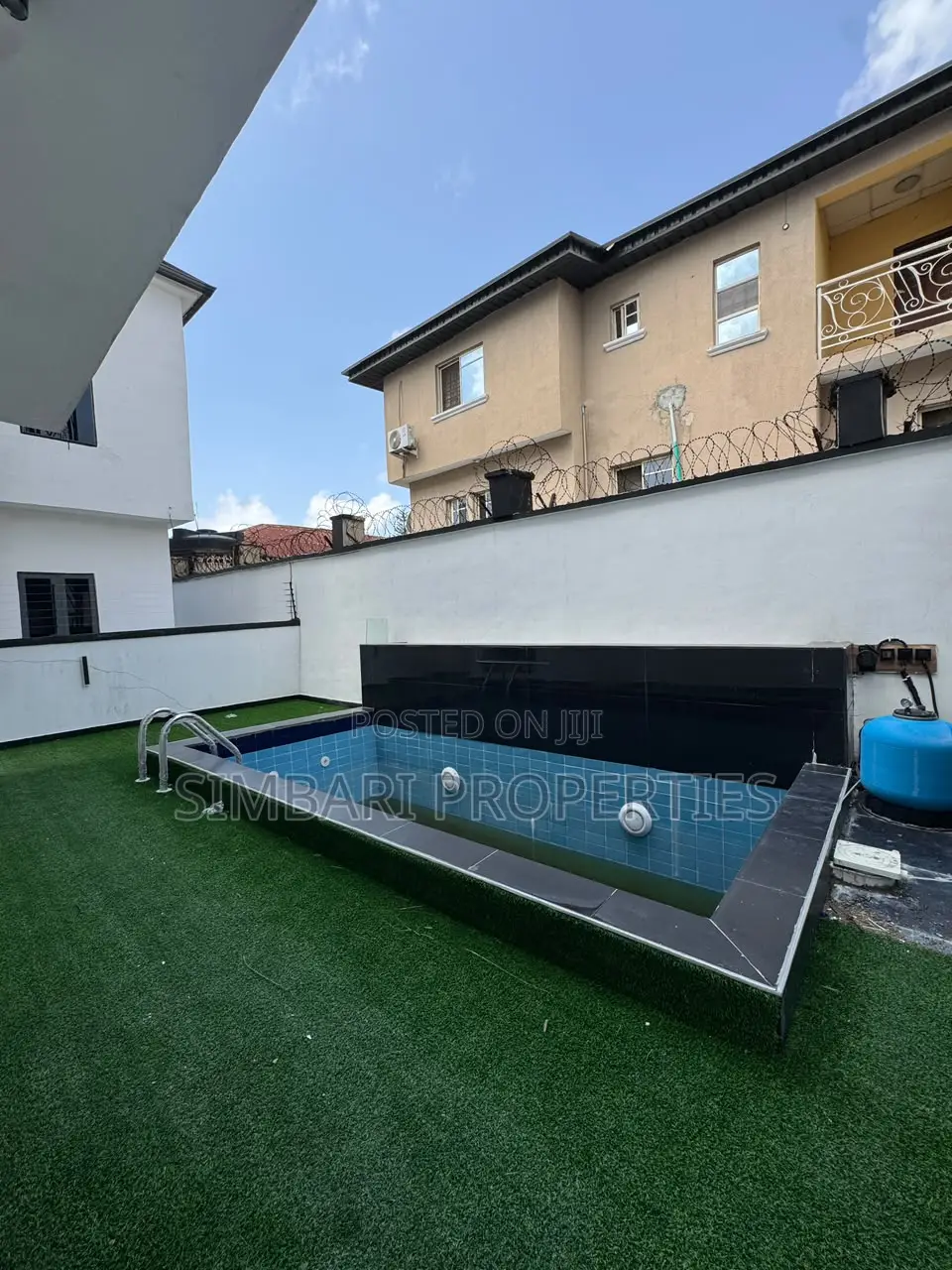 5bdrm Duplex in Thomas Estate for sale