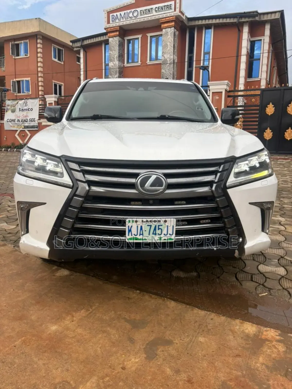 Lexus LX 570 AWD 2016 White