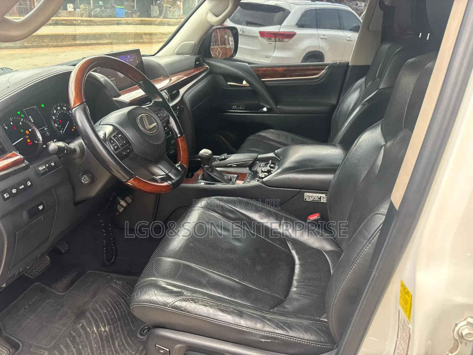 Lexus LX 570 AWD 2016 White