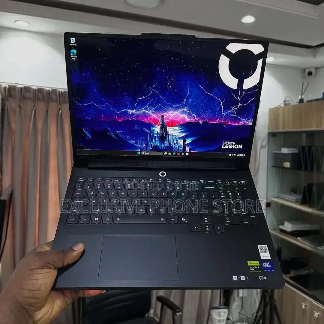 Laptop Lenovo Legion Pro 7 64GB Intel Core Ultra 9 SSD 2T