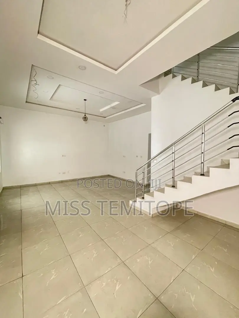 3bdrm Townhouse/Terrace in Ikota for sale