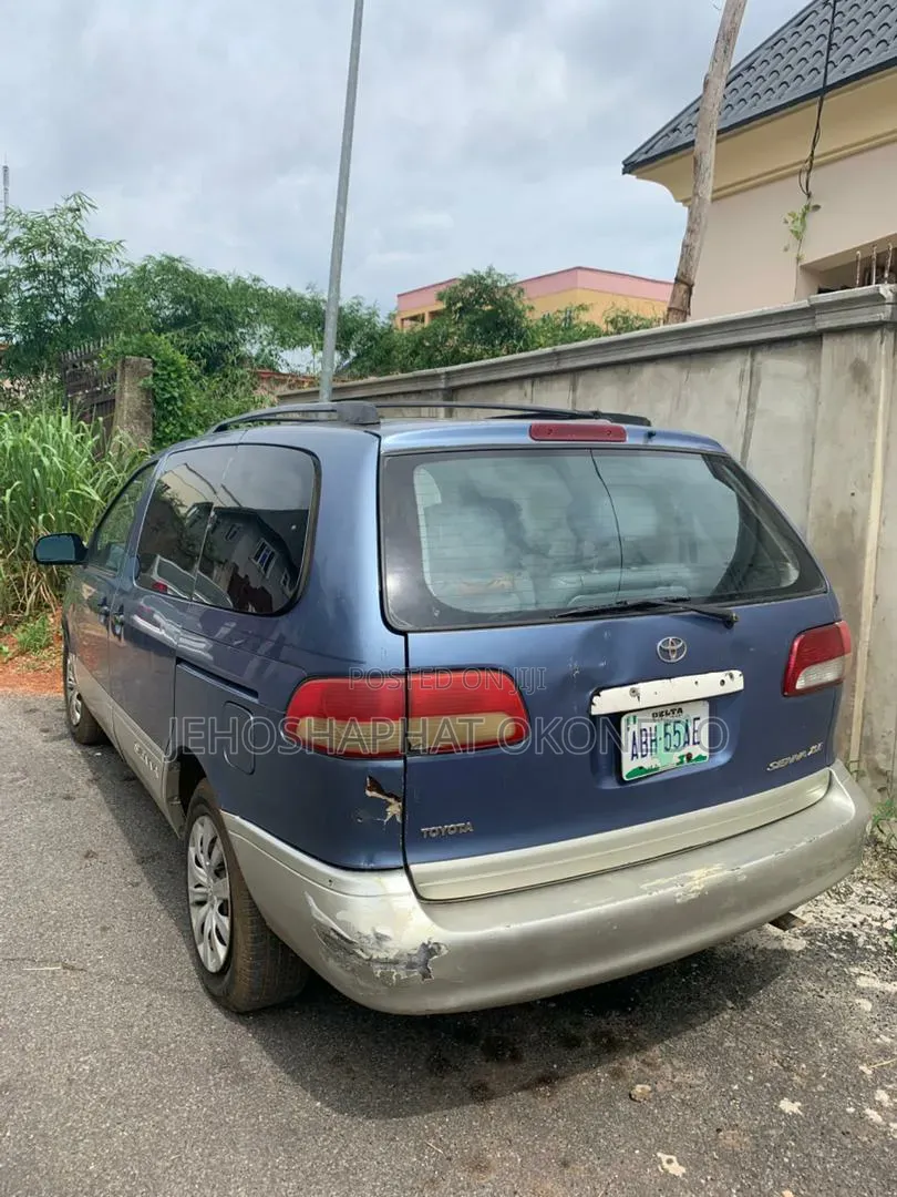 Toyota Sienna LE 2002 Blue