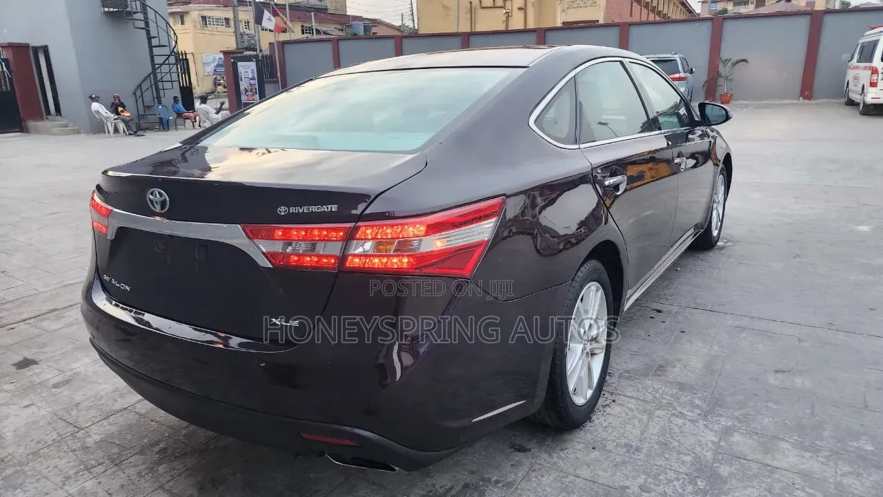 Toyota Avalon XLE Sedar FWD (3.5L 6cyl 6A) 2013 Burgundy